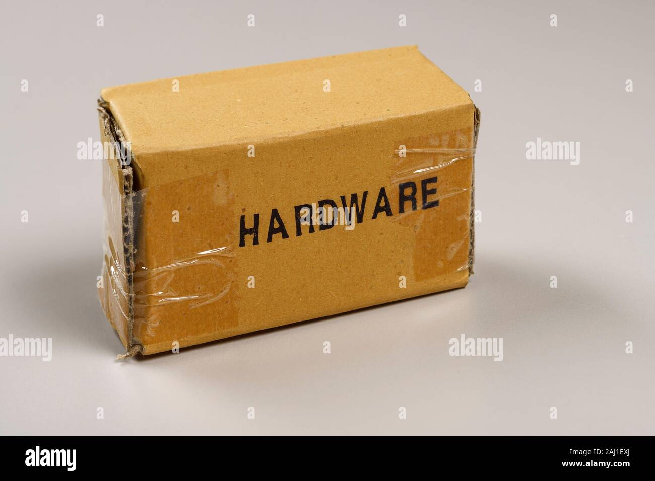 Una caja de cartón muy básico de hardware etiquetados Foto de stock