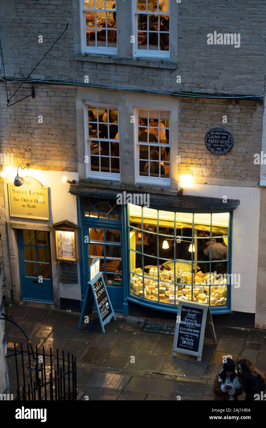 Sally Lunn's comer museo y casa histórica está iluminado por la noche, Bath, Somerset, Inglaterra, Reino Unido, Europa Foto de stock