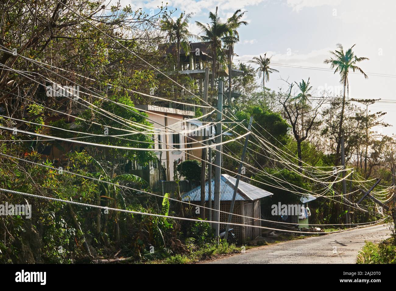 Isla de Boracay, provincia de Aklan, Filipinas: El tifón Ursula causado árboles caídos, rotura de líneas eléctricas, daños estructurales en Boracay Foto de stock