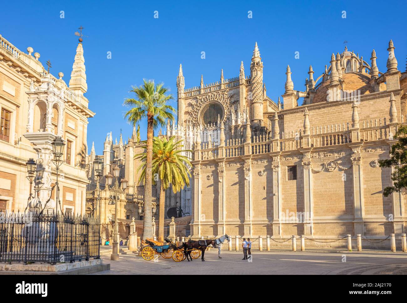 Paseos en carruaje ofrecen fuera de la Catedral de Sevilla y el Archivo General de Indias edificio, UNESCO, Sevilla, Andalucía, España Foto de stock
