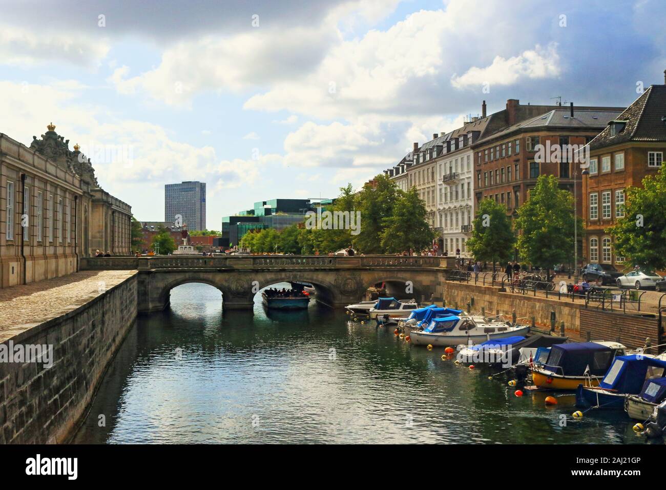 Frederiksholms Kanal-canal, en el centro de Copenhagen.Varios edificios históricos cara canal Prince's Mansion,Museo Nacional de Vivienda, y Christiansborg Foto de stock