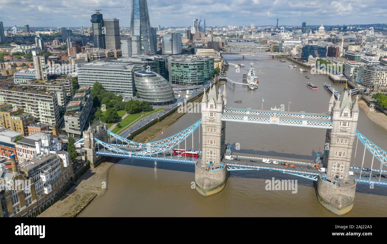 Tower Bridge en Londres. Uno de los puentes más famosos de Londres y lugares de visita obligada en Londres. Hermoso panorama del Puente de la Torre de Londres. Foto de stock