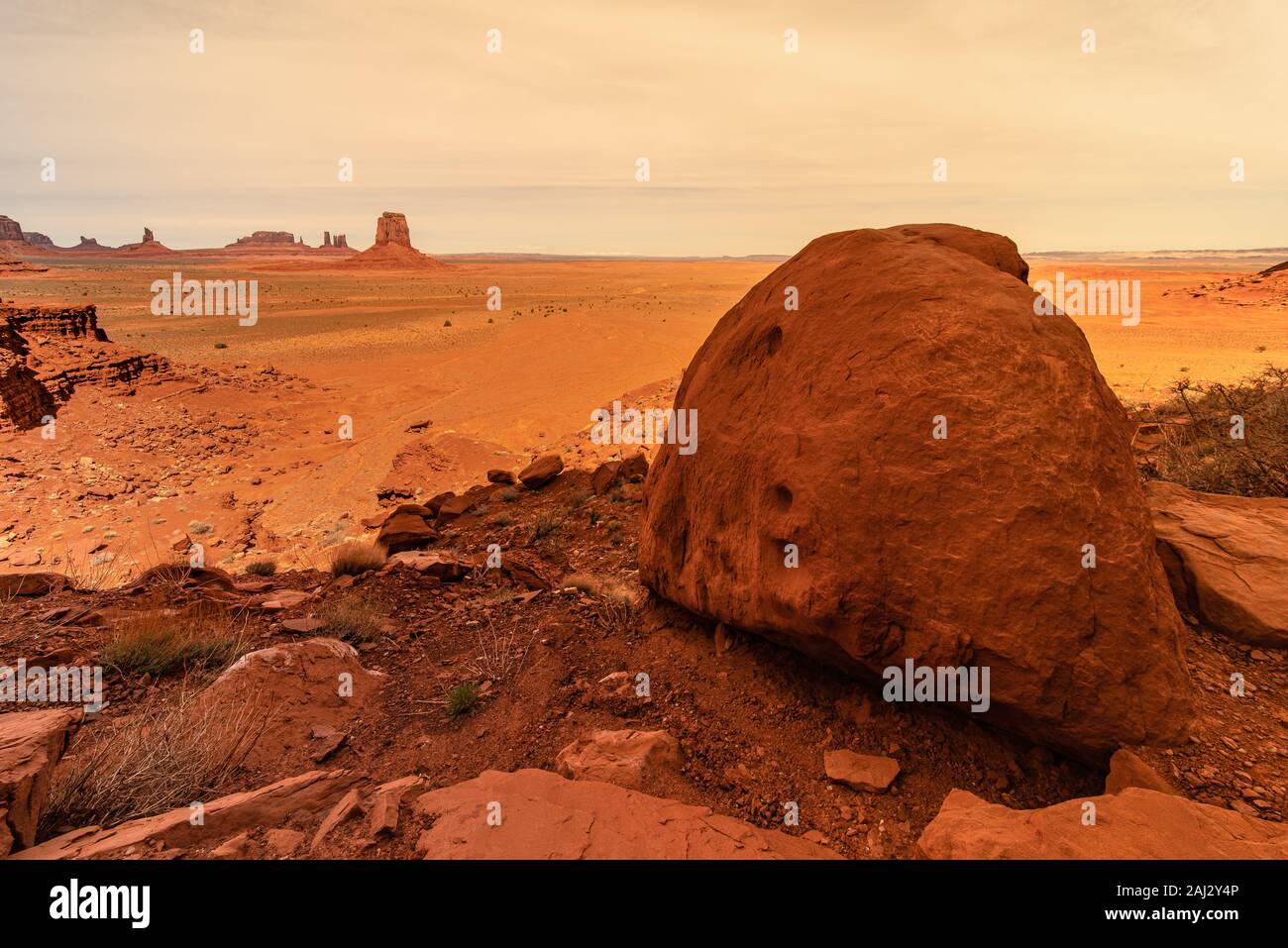 Monument Valley, Az al amanecer. La gran roca en primer plano contrasta la Butte en el fondo. Foto de stock