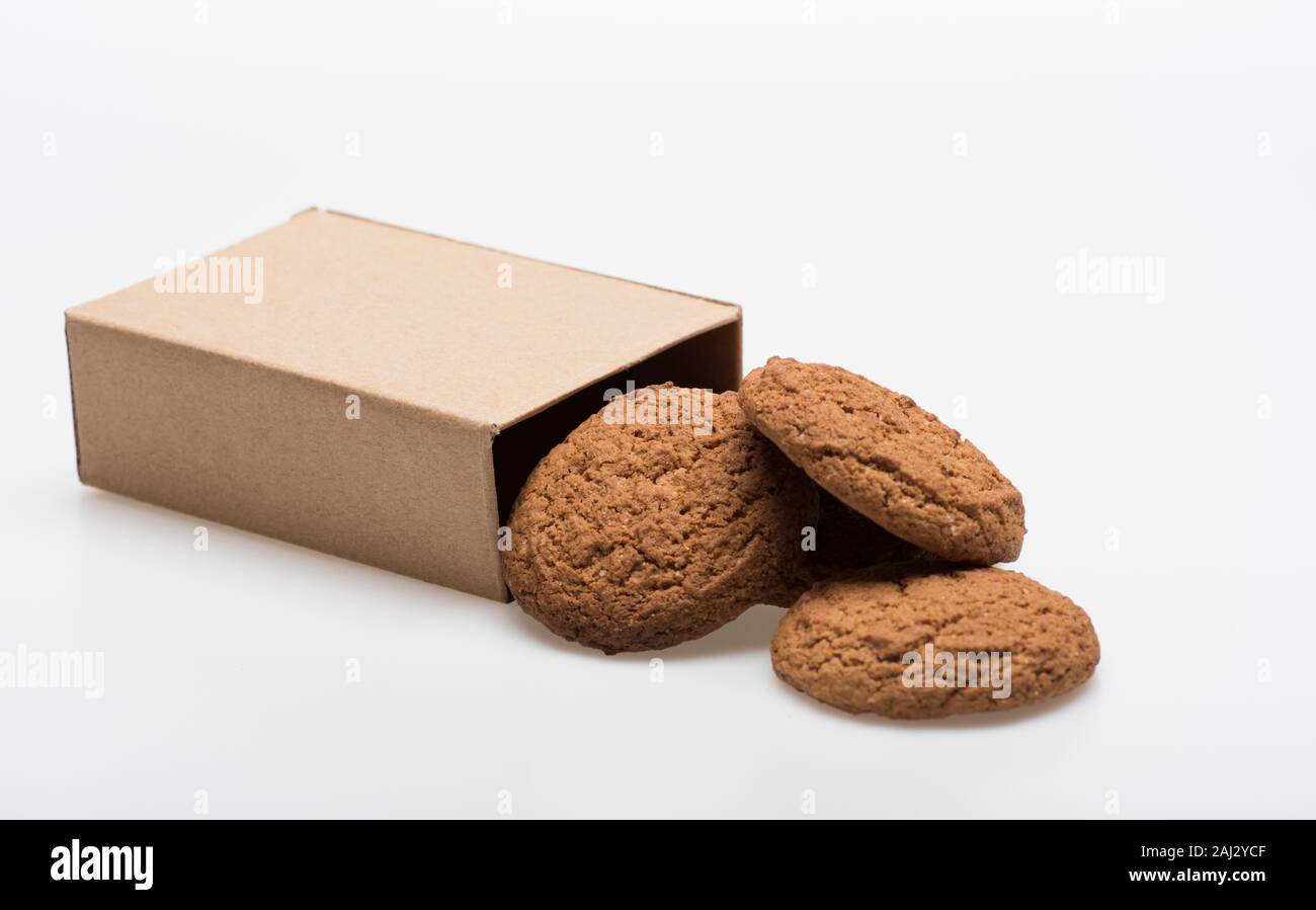 Las Cookies en caja de cartón aislado sobre fondo blanco. Panadería dulce y  delicioso refrigerio. Concepto de comida cocida. Galletas de harina de  avena como sabroso pastel para el presente Fotografía de