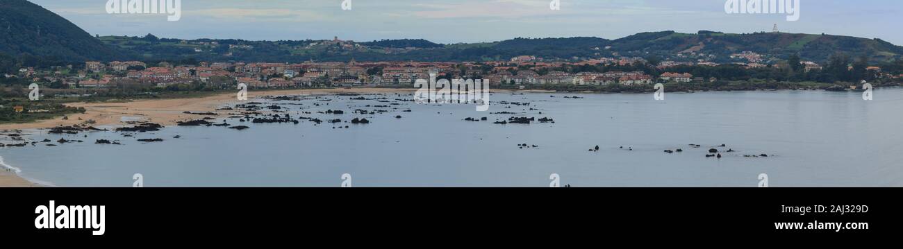 Vista general de la ciudad de Noja en Cantabria, con la playa de Ris en primer plano Foto de stock