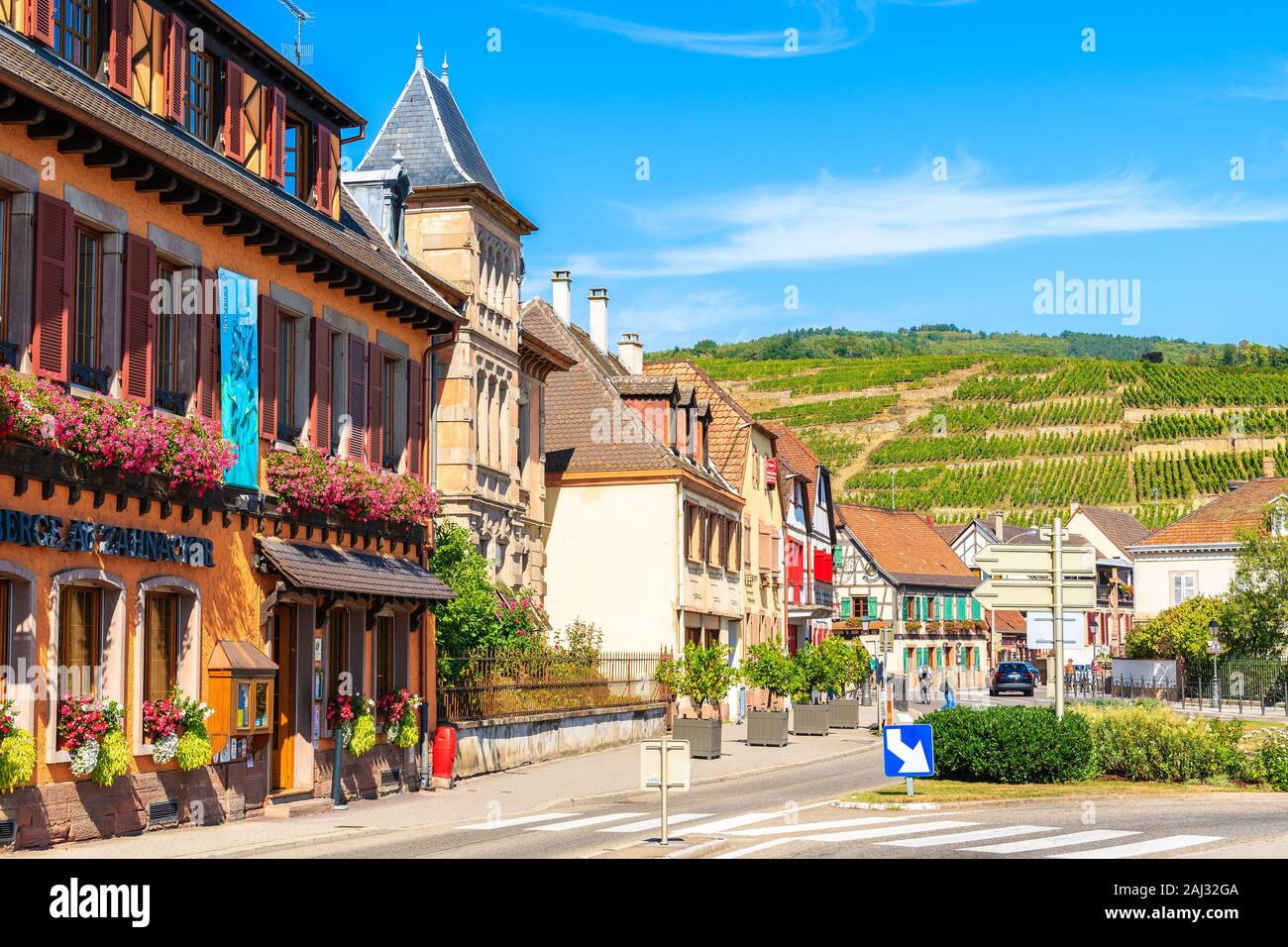 RIBEAUVILLE, Francia - 18 Sep, 2019: hermosas casas históricas en la parte vieja de Ribeauville village está situado en la famosa ruta del vino de Alsacia regio Foto de stock