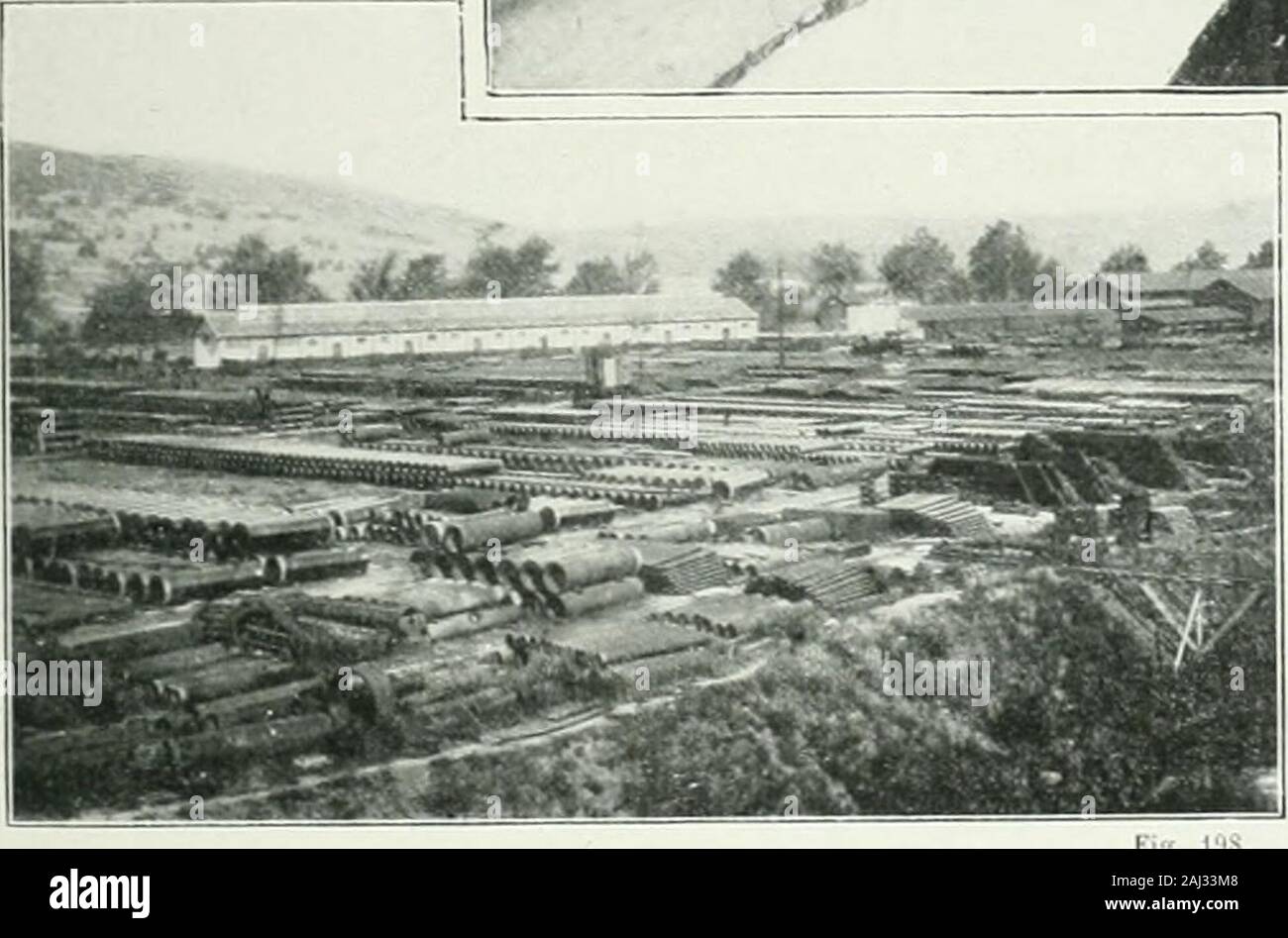 Álbum geográfico: La France . l.es. Les hauts fourneaux : Vck uu parc tuyaux di-;si-uNnERiKs DE PoNT-A-Moissox. - Lindustric métallurgique dela Jolie Ville Lorena de derrota-;i-Mousson sest ¿bonne heurespécialisée: cest là que la fabricación de un fonto des tuyaux perfectionnée étéle plus. Rien de plus curieux que la vue du Parc des Usines mussipontaines ktuyaux. Sur une étendue hacer además deliiiOOO mètres carrés sont des tuyaux alignés tas ¿hacer tous componer ¿toutes dimeusions, depuis lhumble conduite deaux ména-gères, ou le tubo de drenaje, jusquaux tuyaux gigantesques desgrandes conduit Foto de stock