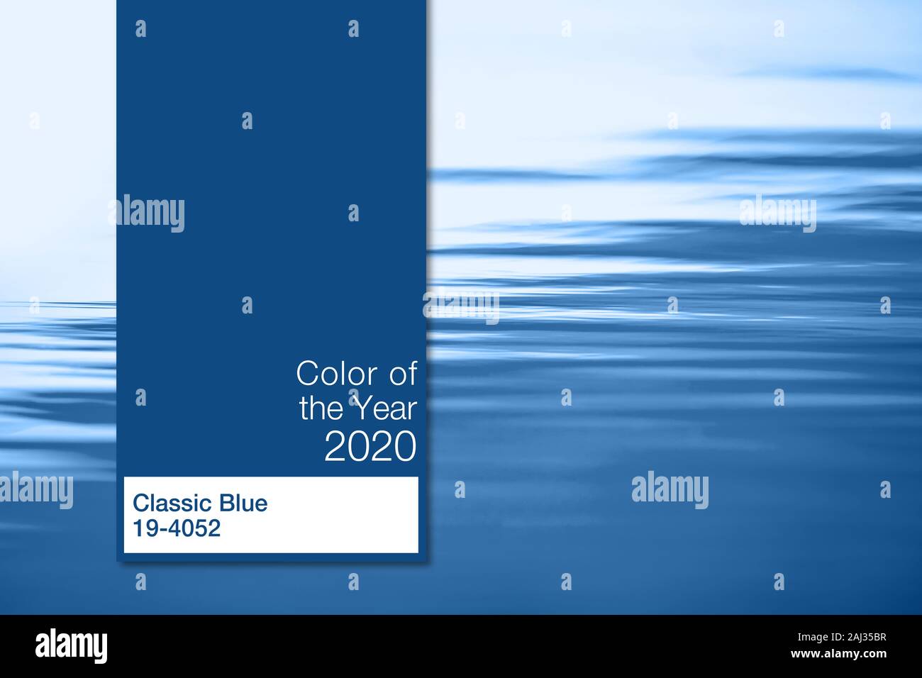 Color del año 2020, Azul clásico, la tendencia muestra la paleta de colores, la plantilla guía libro de muestras aisladas en el mar azul de fondo con espacio de copia Foto de stock