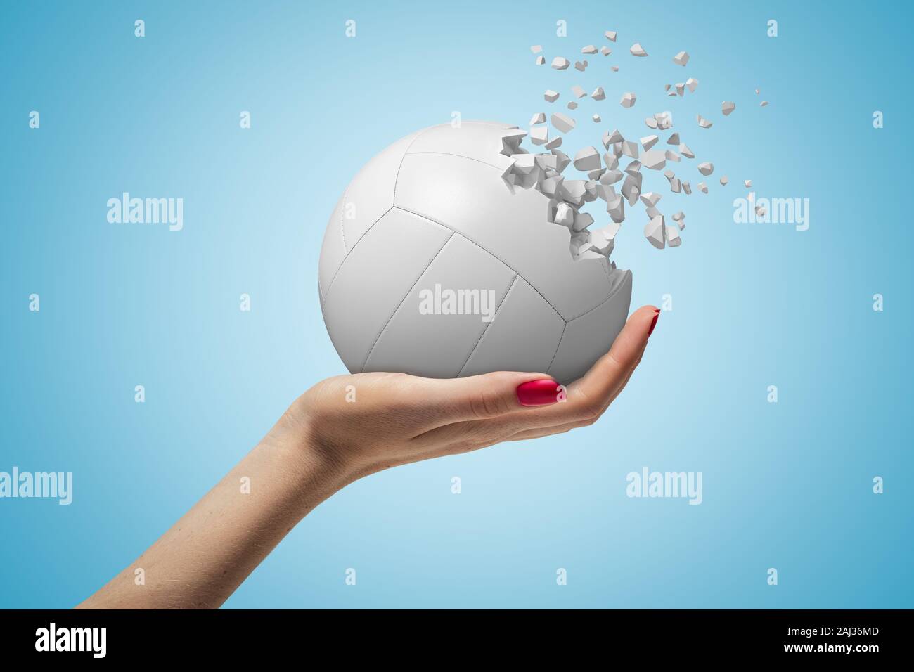 Explotación de mano femenina voleibol ball blanco rompiendo en pedazos sobre fondo azul. Arte Digital. Actividades al aire libre. Artículos deportivos. Foto de stock