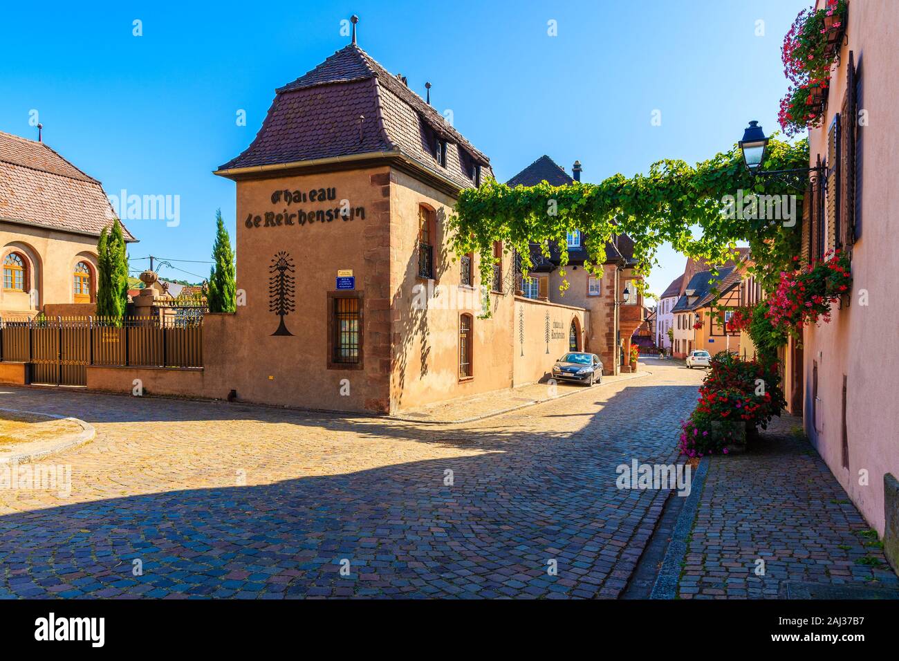 La región vinícola de Alsacia, Francia - Sep 20, 2019: Calle con casas típicas de Kaysersberg pintoresco pueblo que se encuentra en la ruta del vino de Alsacia, Fran. Foto de stock
