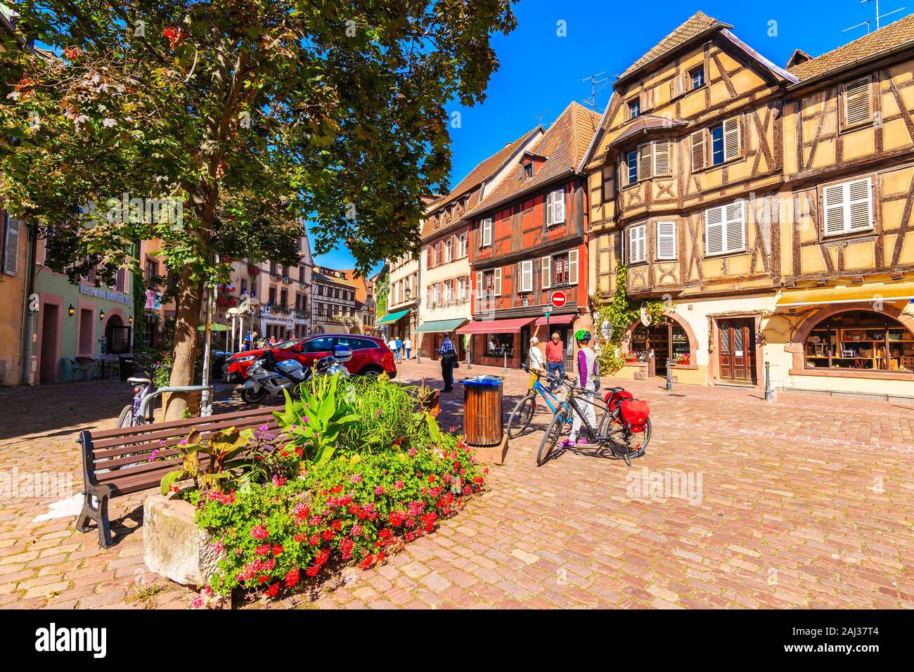 La región vinícola de Alsacia, Francia - Sep 20, 2019: motos de carretera en calles con casas típicas de Kaysersberg pueblo pintoresco que se encuentra en el alsaciano Foto de stock