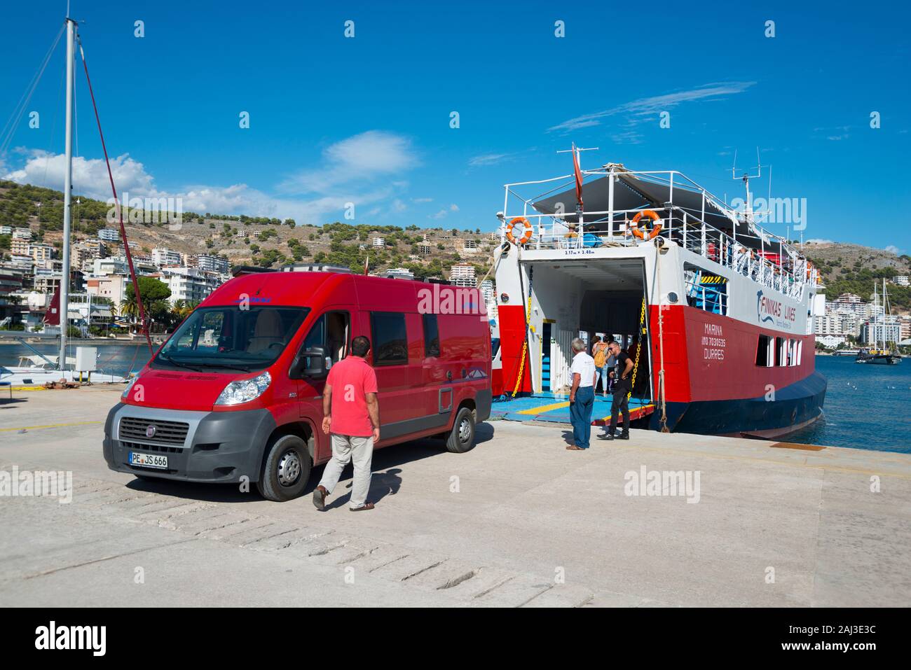 Camper faehrt auf Faehre nach Korfu, Saranda, Albanien / Wohnmobil fährt auf Fähre Fotografía de