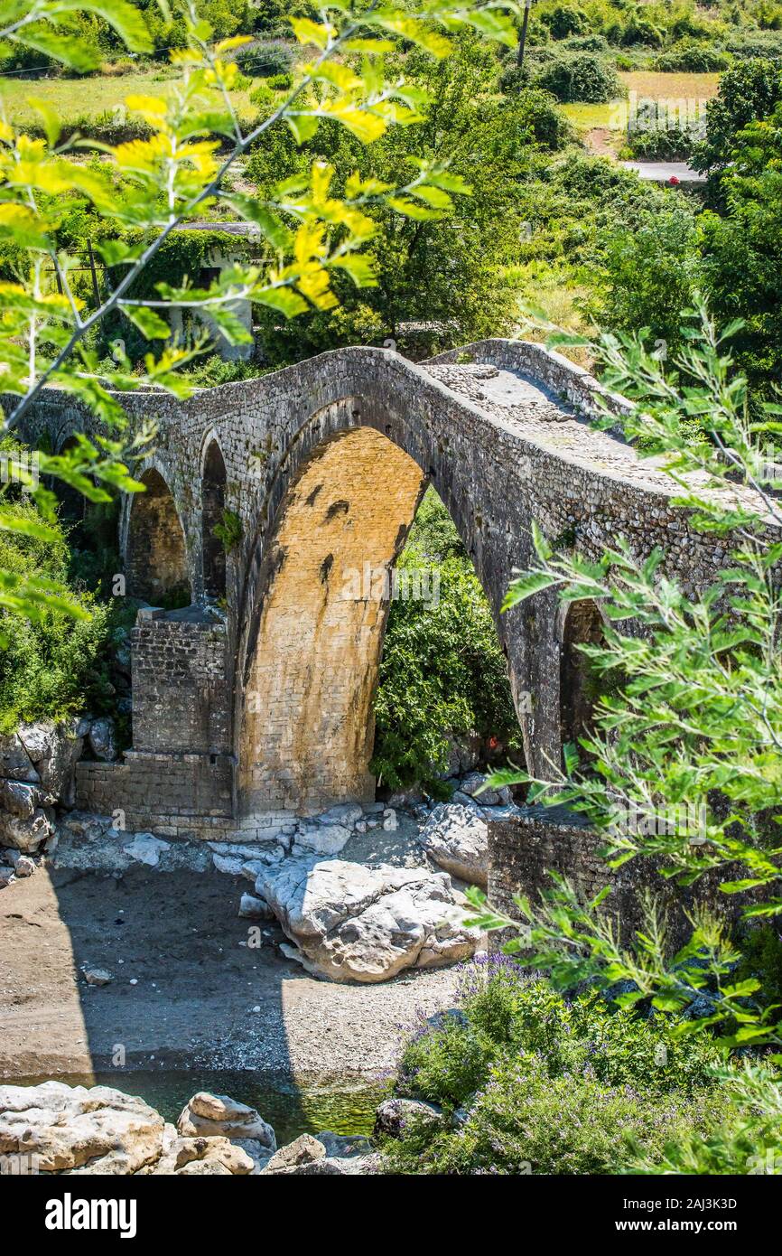 Viejo puente otomano Ura e Mesit Boks cerca de la aldea de Albania Foto de stock
