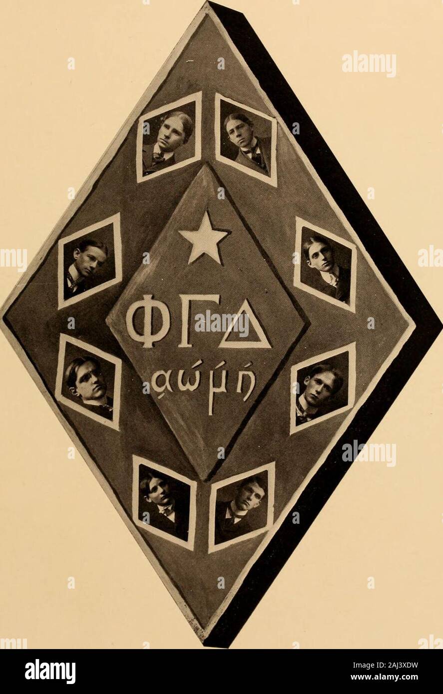 Calidoscopio . Phi Delta Gamma. Fundada en Washington y Jefferson, en 1848. Color. Royal Purple. Capítulo Deuteron Delta. Establecido, 1870. "Fratres" en Collegfio. Thomas Owen Easley Colin Dunlap Spottswood J. E. B. Holladay Willard James Riddick Lewis Dupuy Johnston Walker Cutts John Craddock Lawson Richard Pegram Boykin fratres in Urbe.Monroe D. Morton Edward S. Dupuy T. Sanford Hart Rey. B. F. Bedinger Active Capítulos, cuarenta y ocho. Alumni Capítulos, dieciséis. Convención celebrada en la ciudad de Niagara Palls, Nueva 5Tork Julio 28ª, 20ª, 30ª, 31ª, 190(t.Dfli-jjatis Spottswood, D. y J. Escalas, 82. Sigma Chi Foto de stock