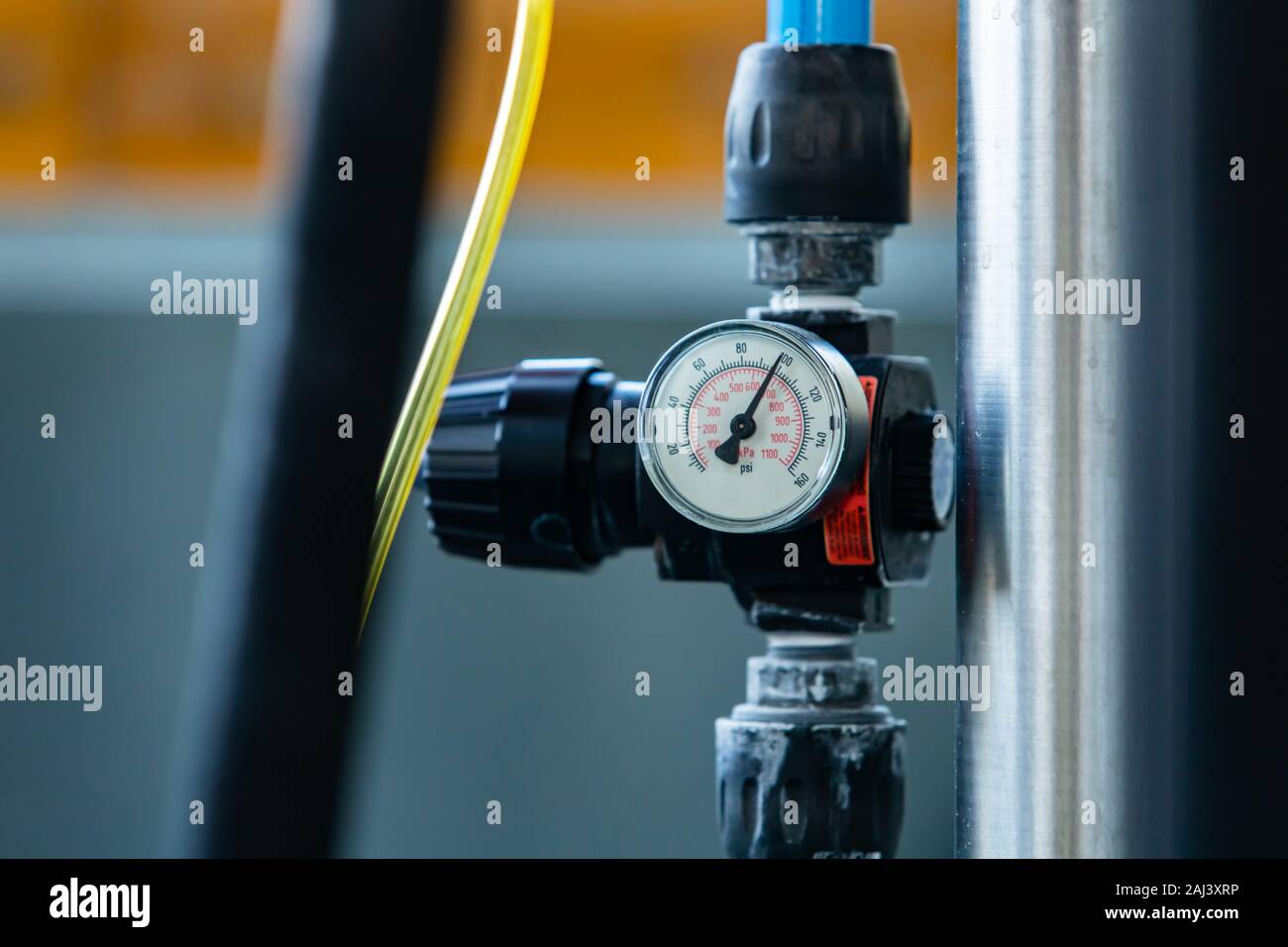 Manómetro medidor analógico de medición de presión en PSI o kPa, manómetros  de vacío en el tubo del manómetro, el enfoque selectivo vista cercana con  la aguja en 100 Fotografía de stock -