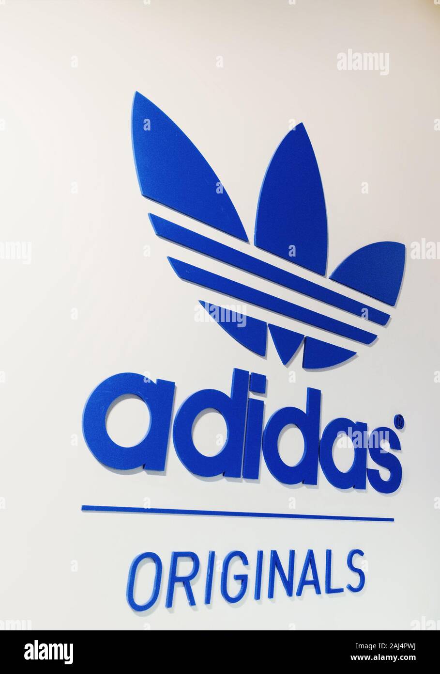 Logotipo de adidas Originals en pared blanca Fotografía de stock - Alamy
