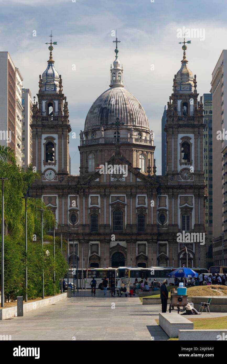 Ver a big histórica iglesia Candelária en el centro de Río de Janeiro,  Brasil Fotografía de stock - Alamy