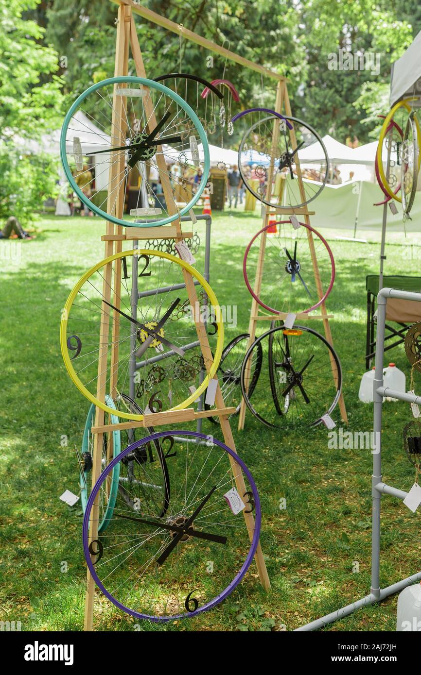 Vancouver, WA, USA - Junio 23, 2018: relojes realizados desde reutilizado  vieja bicicleta llantas recicladas en Arts Festival en Vancouver, Estado de  Washington Fotografía de stock - Alamy