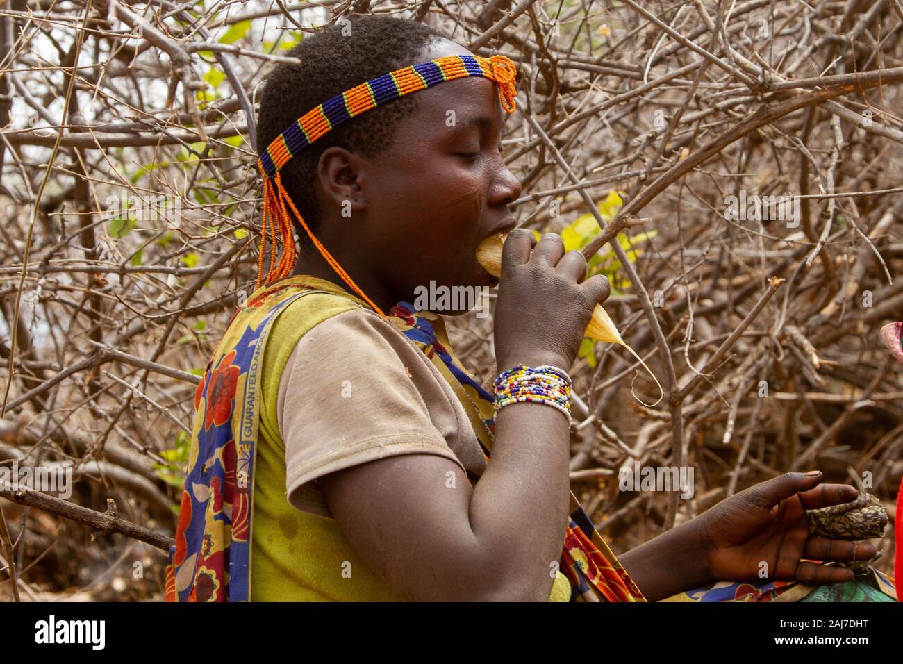 Hadzabe son un grupo étnico indígena en la región norte-central de Tanzania Foto de stock