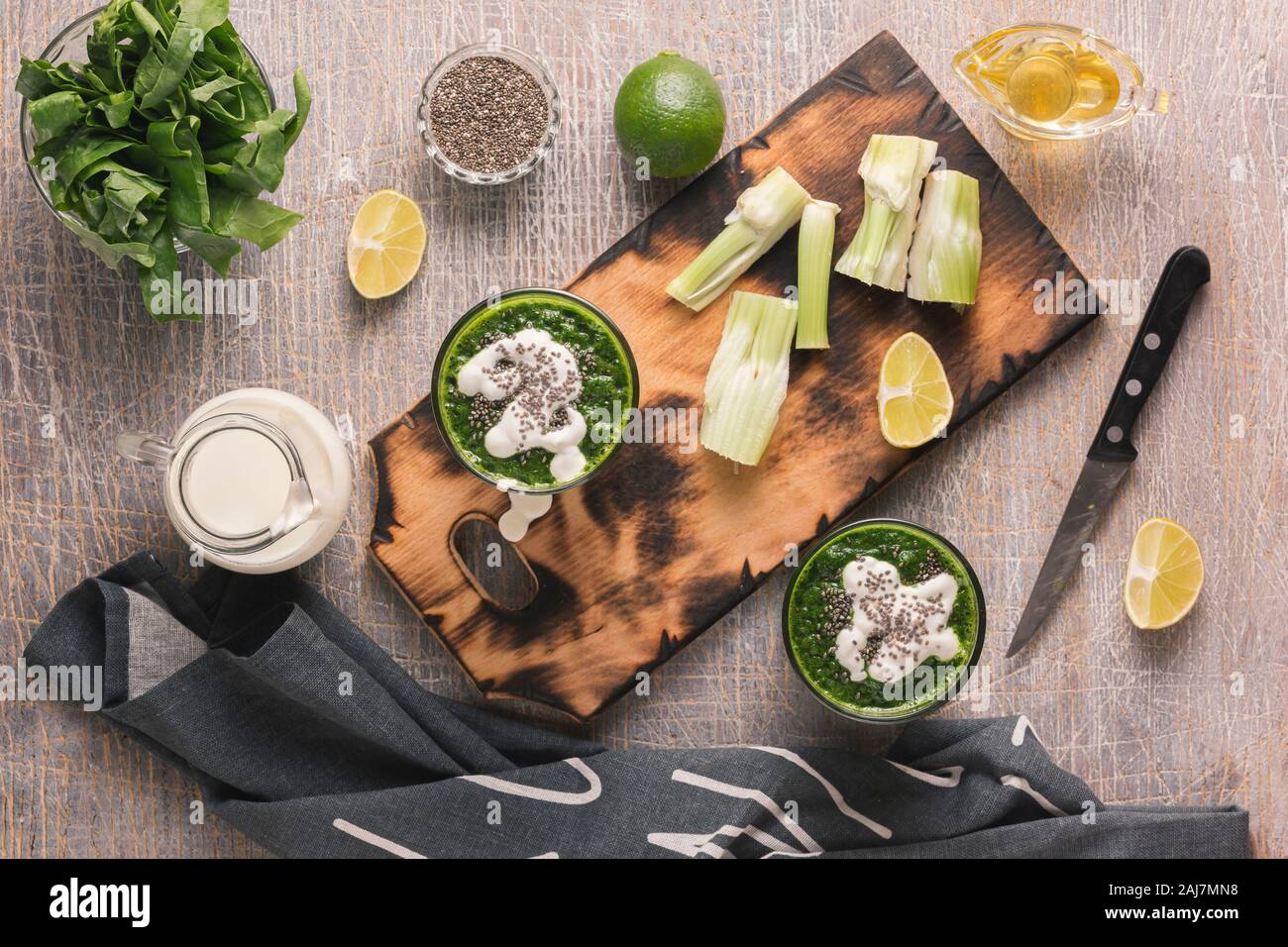 7 eleven, batido verde, Receta de batido, zumo prensado en frío,  desintoxicación, jugo verde limpiar Fotografía de stock - Alamy