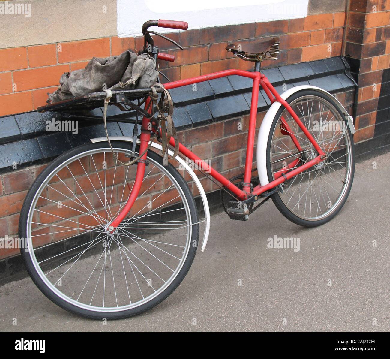 Un clásico antiguo cartero Bicicleta de entrega de correo Fotografía de  stock - Alamy