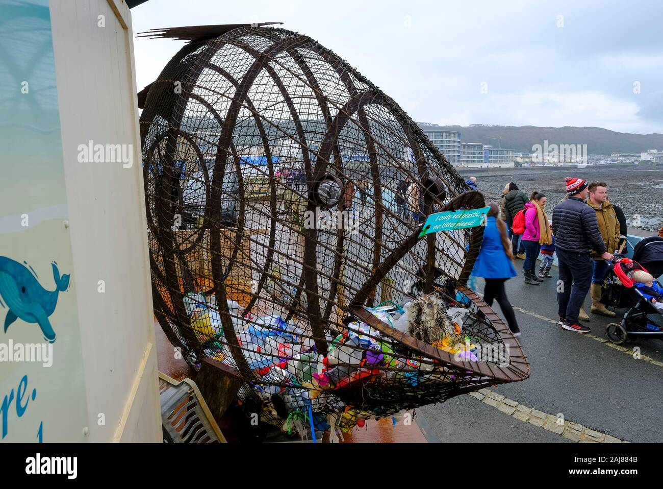 Los peces Filup metal, creado por el artista Robert Floyd, de plástico para la botella de desechos recogida en la Promenade en Westward Ho! North Devon, Reino Unido Foto de stock