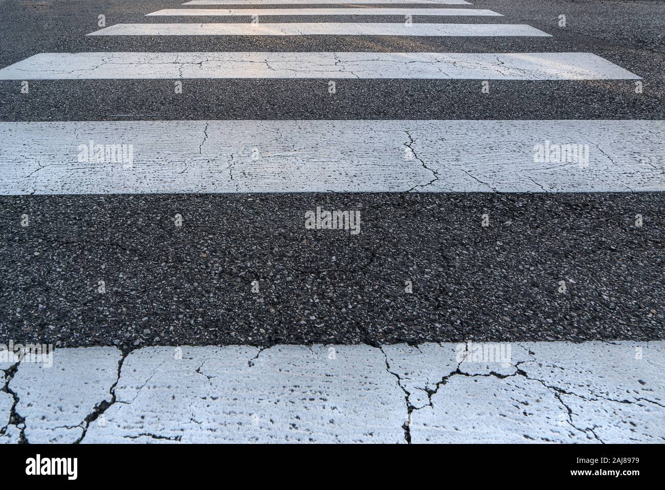 Cruzando la calle en un cruce de peatones fotografías e imágenes de