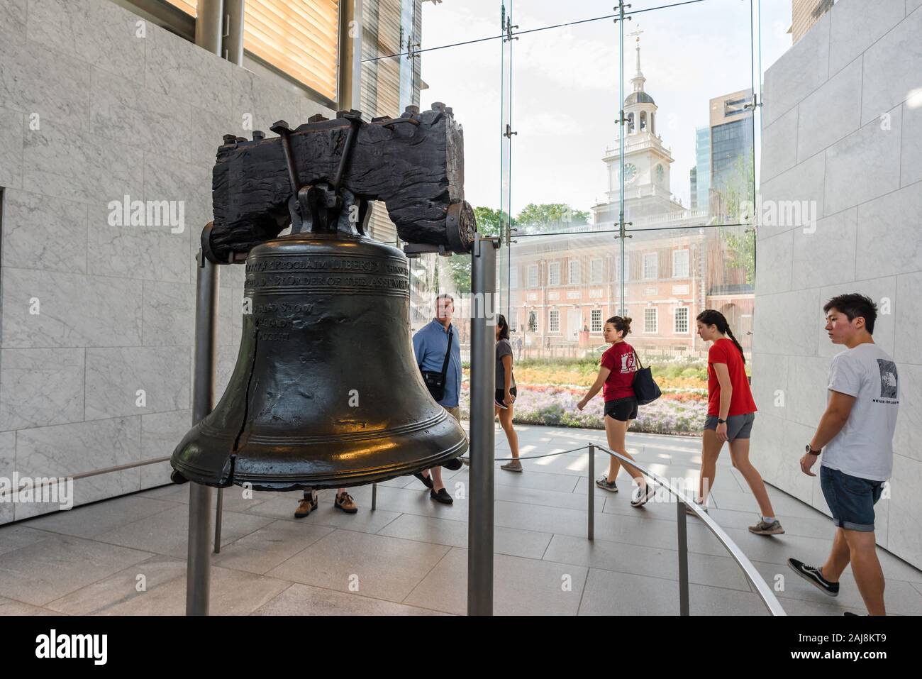 Liberty Bell, la vista de los visitantes de la Liberty Bell Center de Filadelfia caminando alrededor de la Liberty Bell con su famoso crack, Pennsylvania, Estados Unidos. Foto de stock