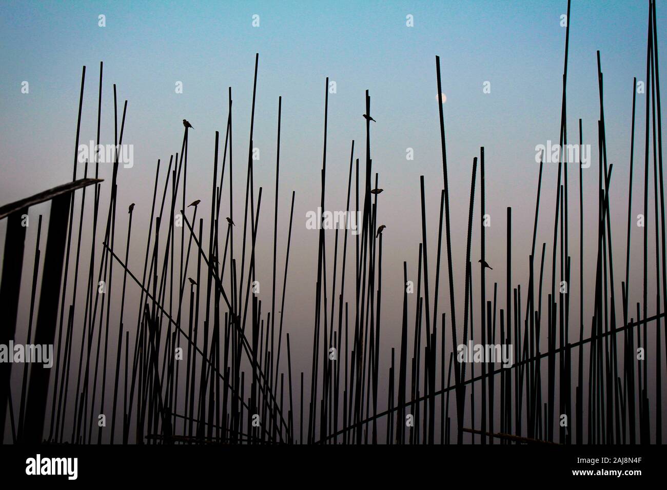 A través de una construcción en Bangladesh Foto de stock