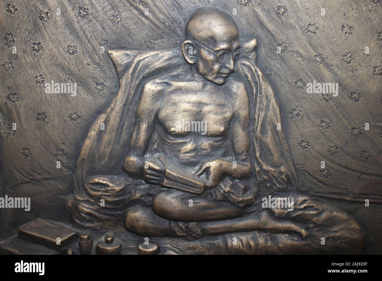 Bajorrelieve en bronce de Mahatma Gandhi en Mani Bhavan Museo de Gandi, Mumbai, India Foto de stock
