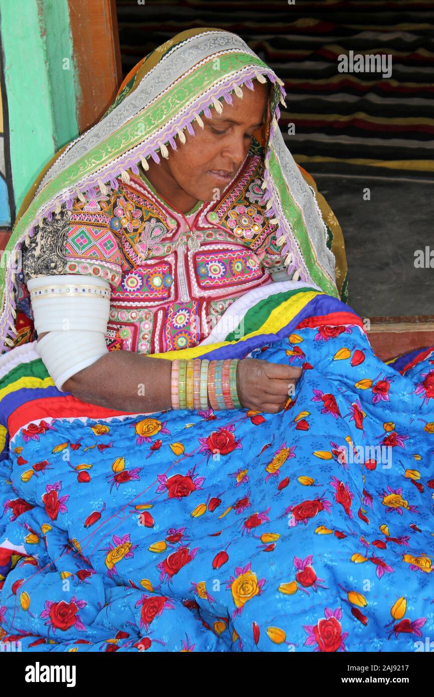 Mujer de Bhirandiyara Meghwal village, Gran Rann de Kutch coser una colcha tradicional Foto de stock