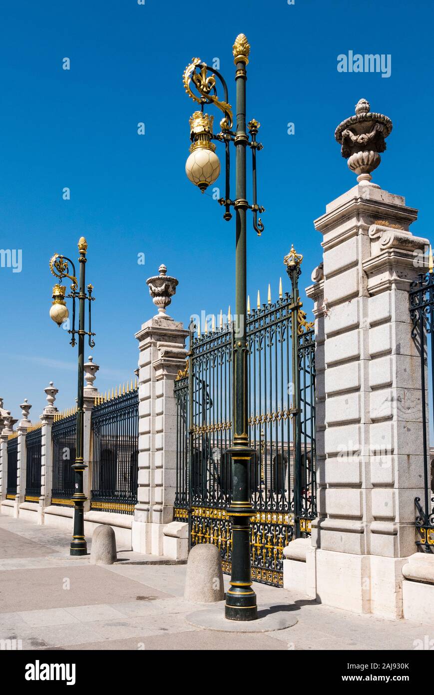 Barandilla fuera del palacio real de madrid fotografías e imágenes de