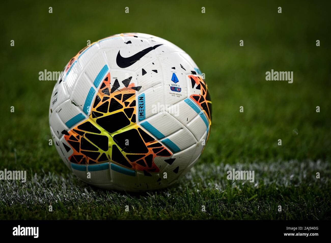 Turín, Italia. El 8 de agosto, 2019: La Serie 2019-2020 oficial un balón  Nike Merlin es retratada antes de la final de la UEFA Europa League tercera  ronda clasificatoria del partido de