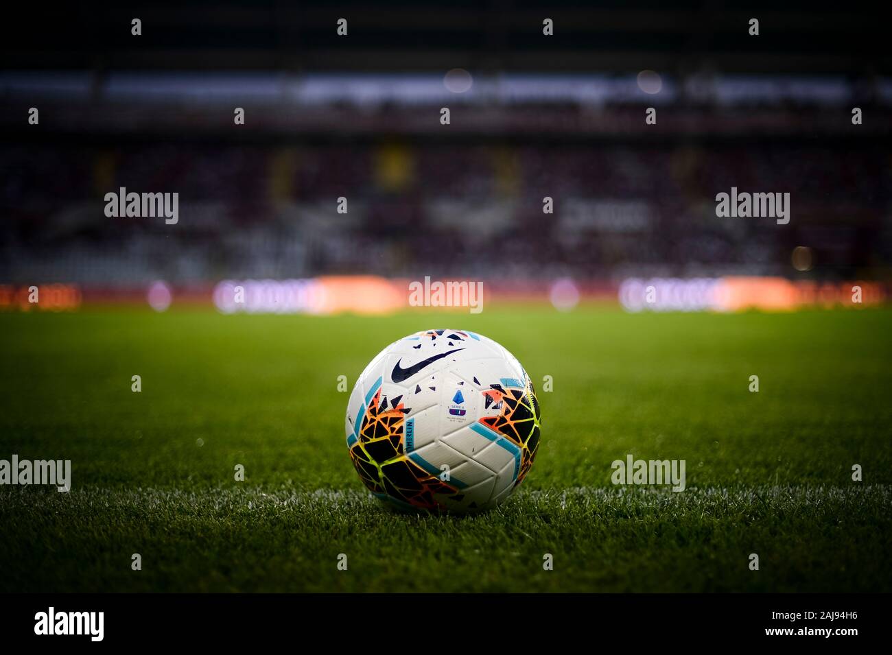 Turín, Italia. El 8 de agosto, 2019: La Serie 2019-2020 oficial un balón Nike es retratada antes de la final de la UEFA Europa tercera ronda clasificatoria del partido de