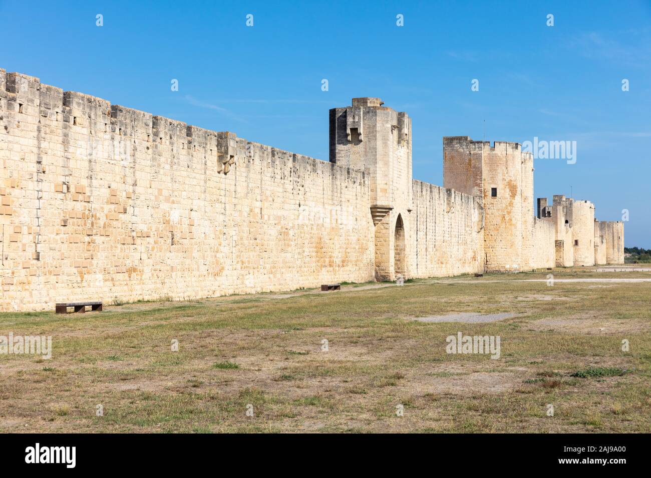 Restos de la muralla de la ciudad de Aigues Mortes, tierra de Camargue y Provence, ciudad medieval e historia, Le Gard, Francia Foto de stock