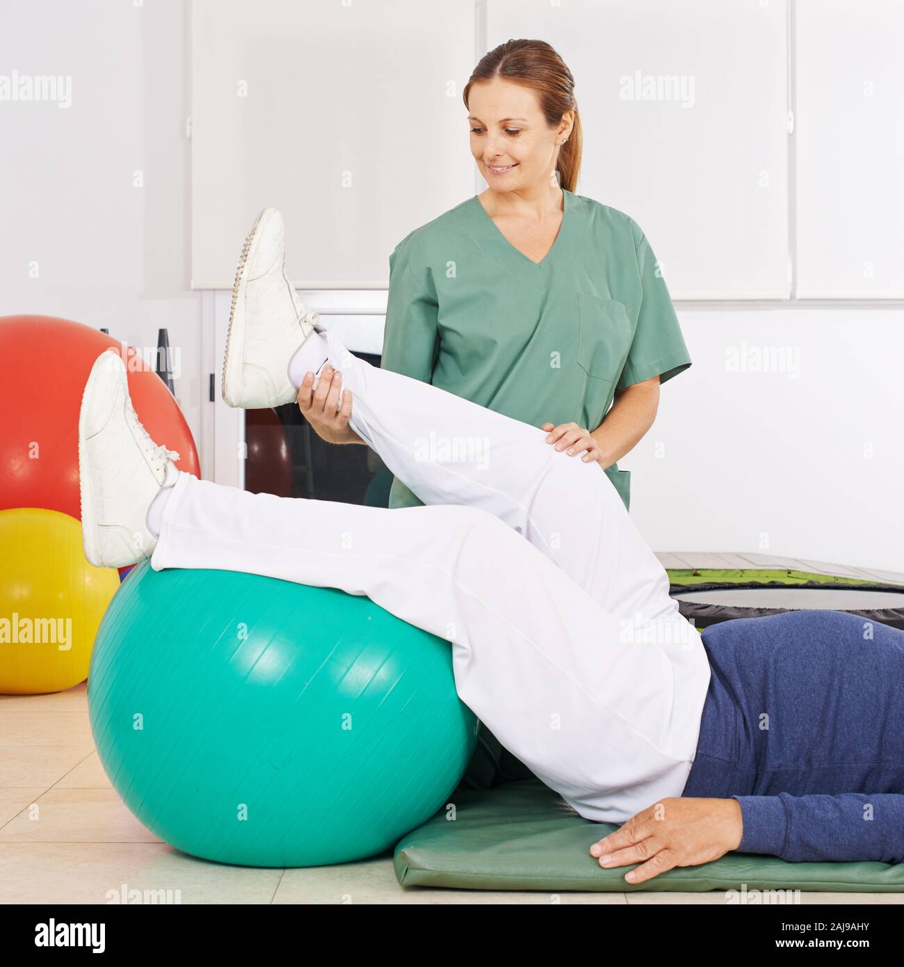 Fisioterapeuta con accesorios de fisioterapia. Fisioterapeuta sonriente  mostrando accesorios de fisioterapia, mujer fisioterapeuta mostrando  terapia Fotografía de stock - Alamy