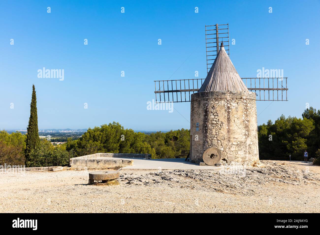 Una vista del Moulin de Daudet en Fontvieille / Provence (Francia). Este molino fue la antigua casa del famoso escritor francés Alphonse Daudet. Foto de stock