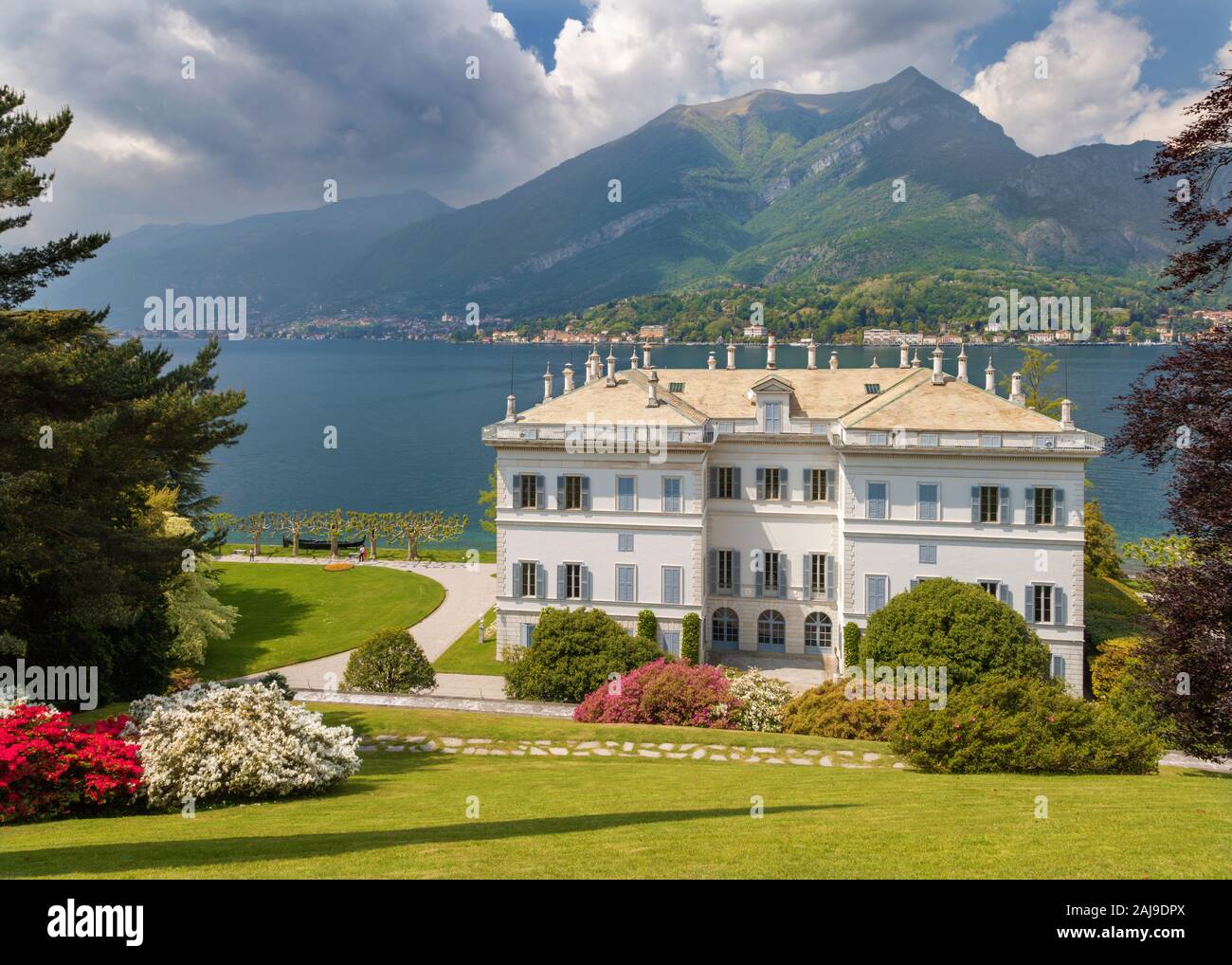 BELAGGIO, Italia - 10 de mayo de 2015: La Villa Melzi en la orilla del lago y a los jardines. Foto de stock