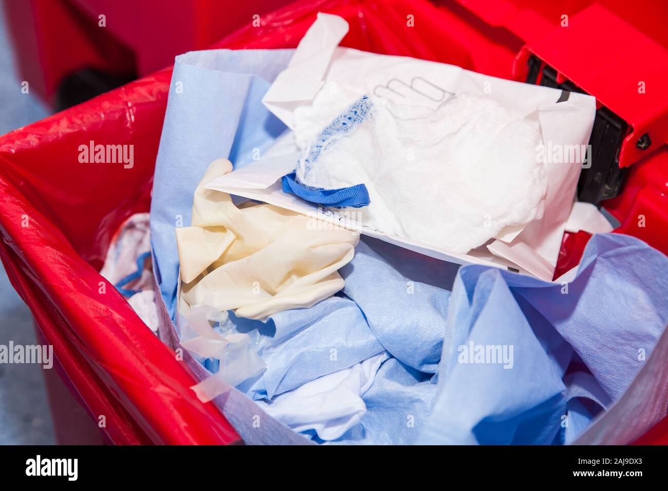 Riesgo biológico los desechos vertidos en la bolsa de basura roja en un quirófano de un hospital Foto de stock
