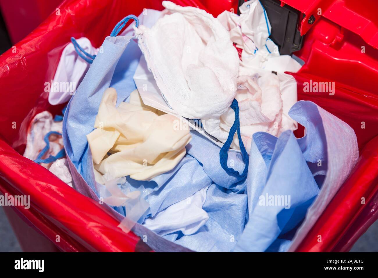 Riesgo biológico los desechos vertidos en la bolsa de basura roja en un quirófano de un hospital Foto de stock