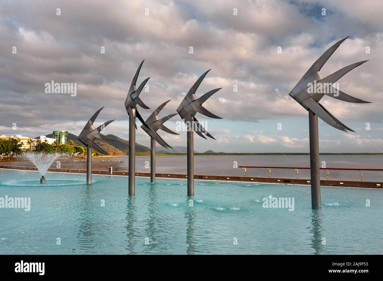 Pescado esculturas de la famosa laguna de la explanada de Cairns. Foto de stock