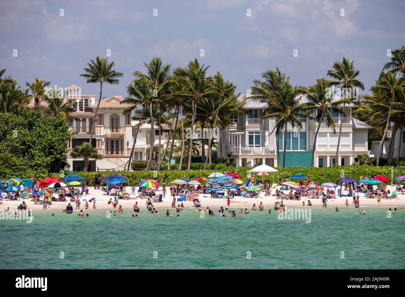 La vida de playa en Naples, Florida, en el Golfo de México en una tarde soleada. Foto de stock