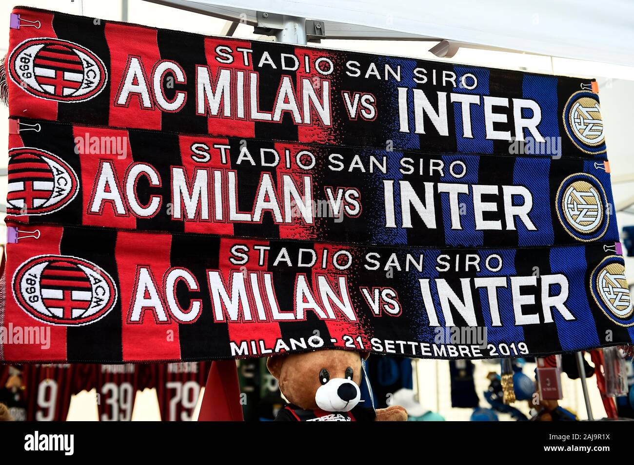 Milán, Italia. El 21 de septiembre, 2019: mitad y mitad bufandas en venta  antes de la serie, un partido de fútbol entre el AC Milan y el FC  Internazionale. FC Internazionale ganó