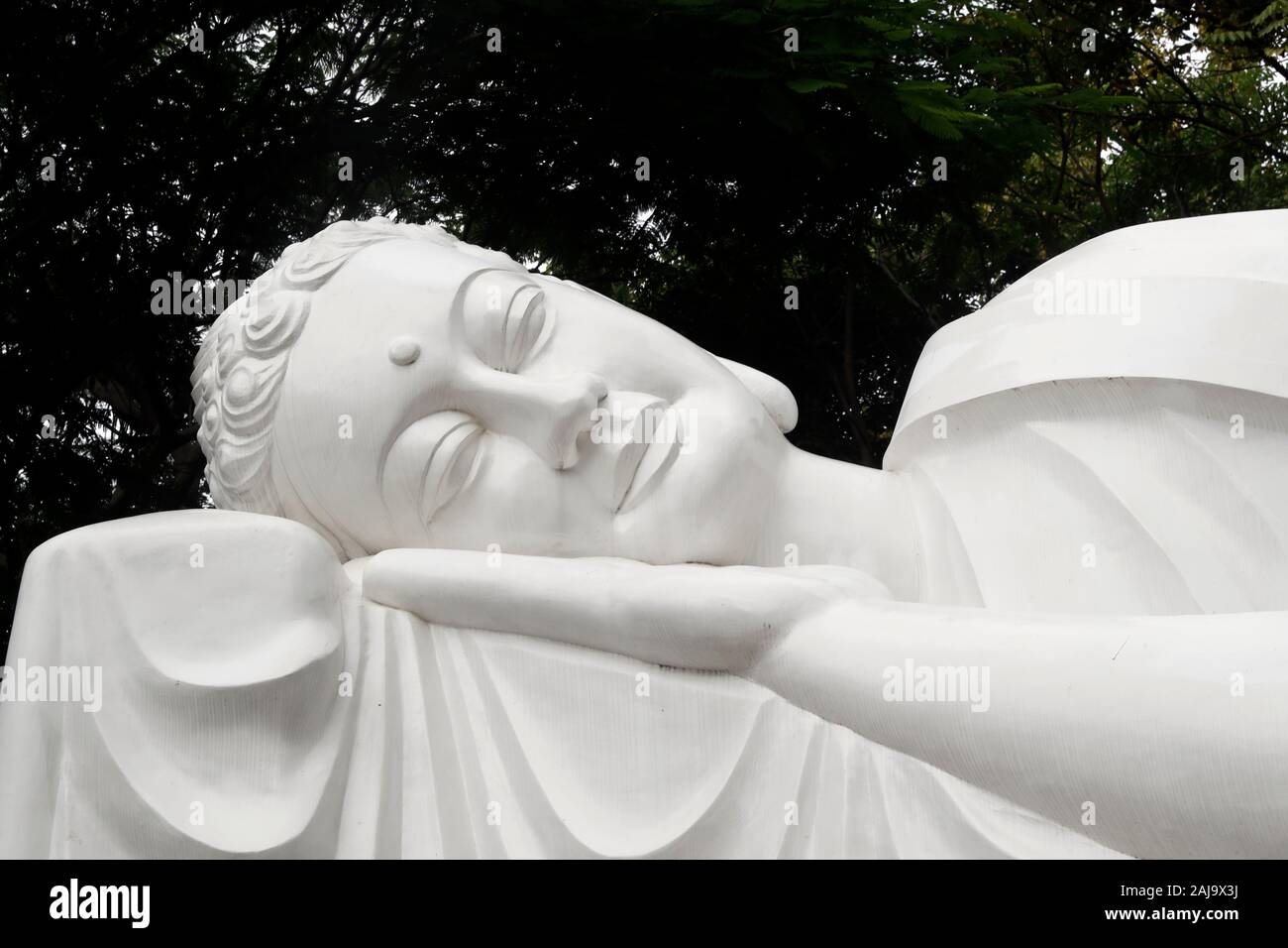 Estatua acostada fotografías e imágenes de alta resolución - Alamy