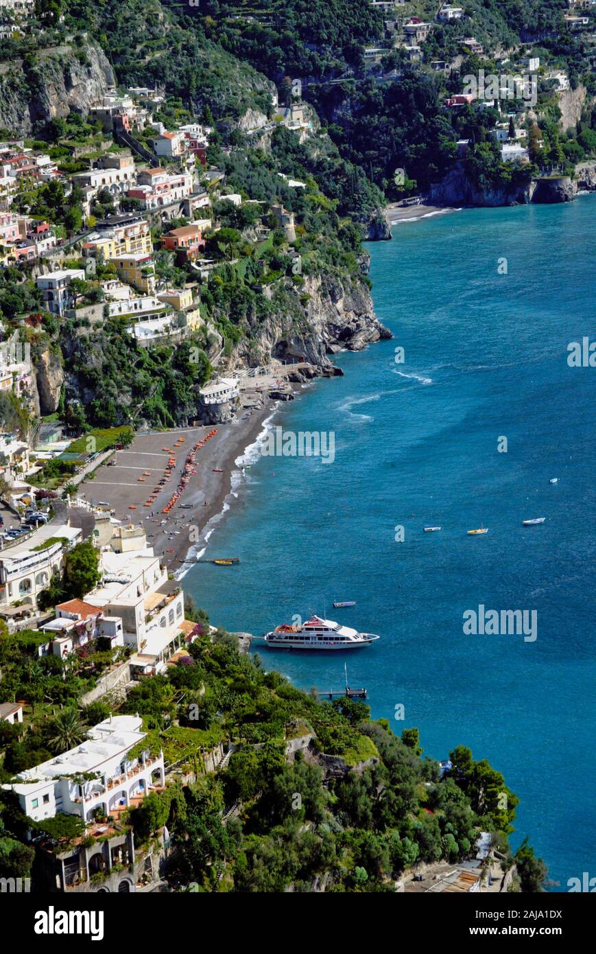Vista desde el hacia la costa Amalfitana en Positano, Provincia de Nápoles, Campania, Italia, Europa Foto de stock