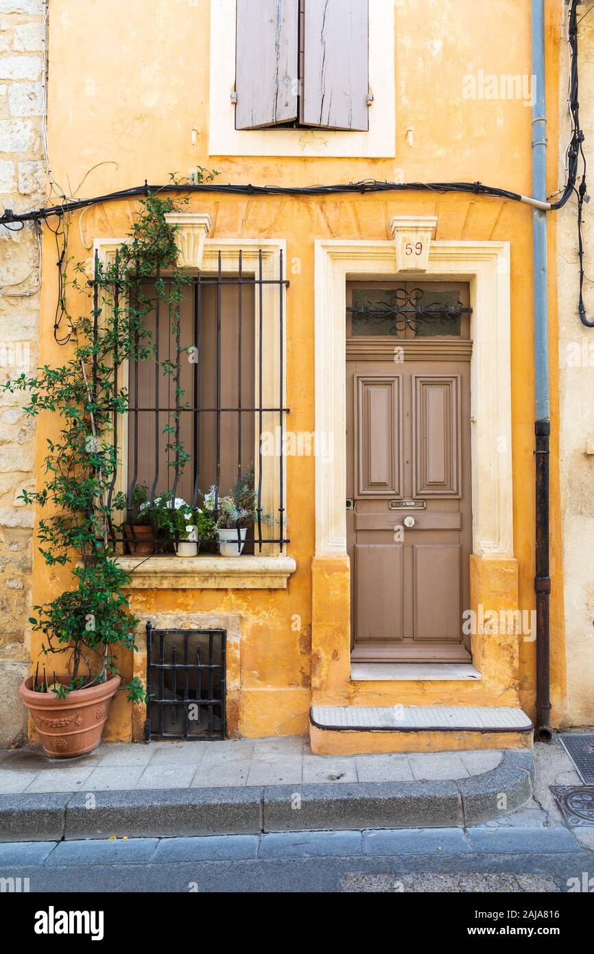 Casa colorida arquitectura en el casco antiguo de una ciudad pequeña en Provence, Francia Foto de stock
