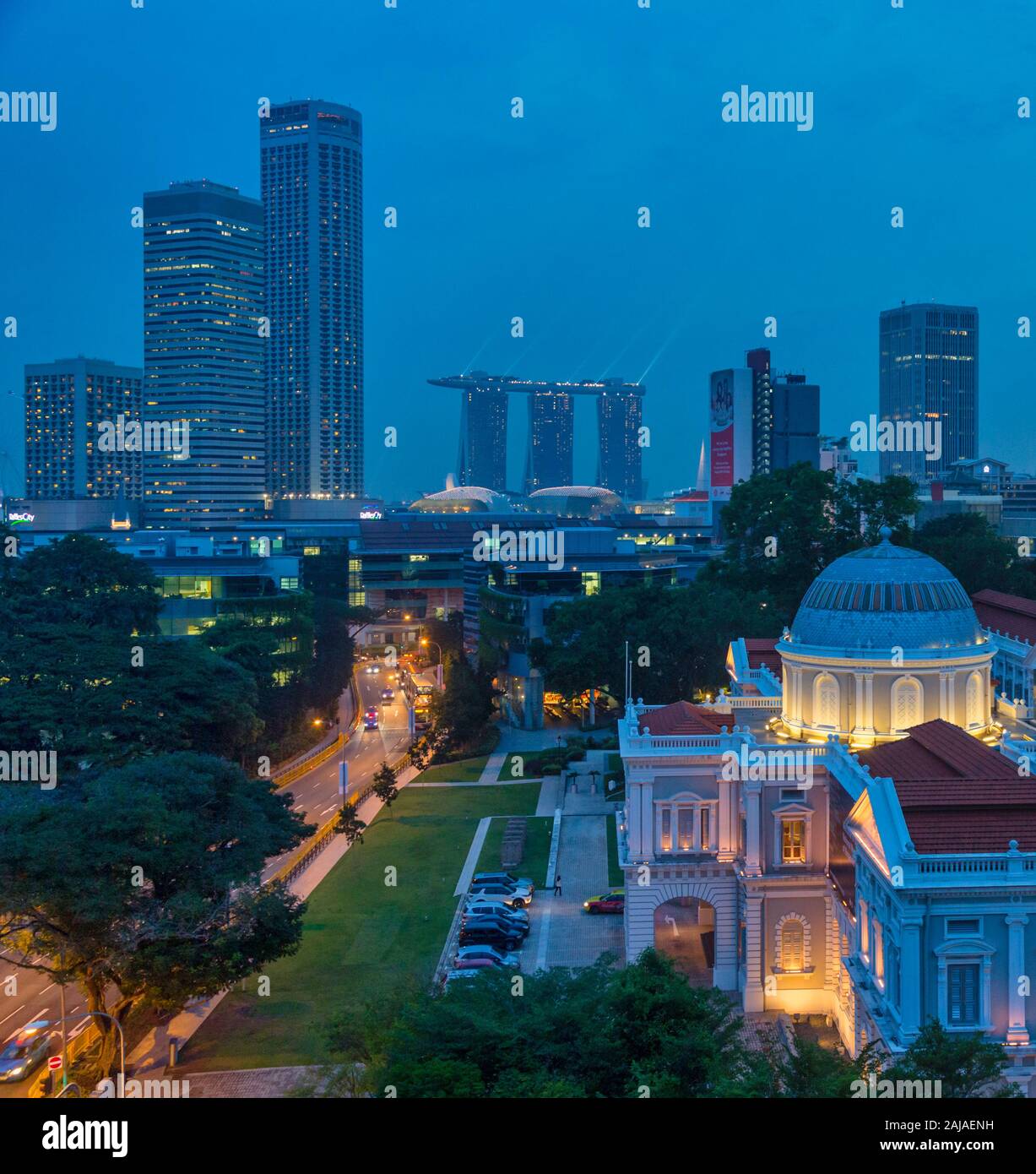 Escena nocturna, Sngapore. Vista general alto, Sngapore Ciudad. Las tres torres en la media distancia pertenecen a la Marina Bay Sands Hotel y Skypark. Foto de stock