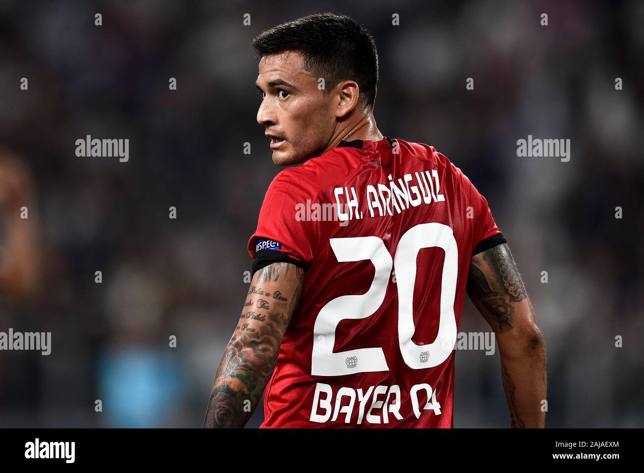 Turín, Italia. El 1 de octubre, 2019: Charles Aranguiz de Bayer Leverkusen  mira durante el partido de fútbol de la Liga de Campeones de la UEFA entre  el Juventus FC y el