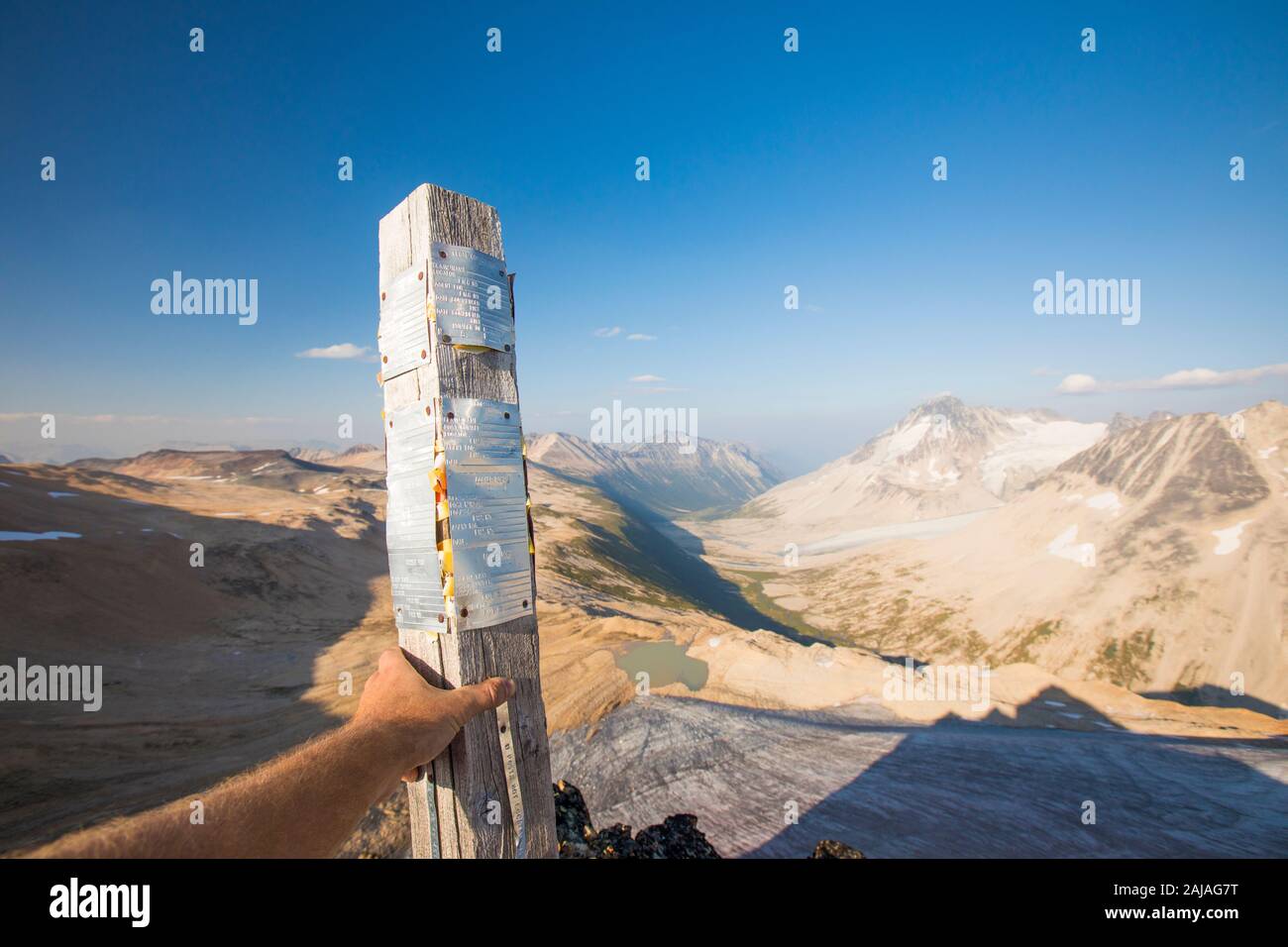 Man tiene un cargo de reclamación minera por encima de Athelney Pass, Columbia Británica Foto de stock