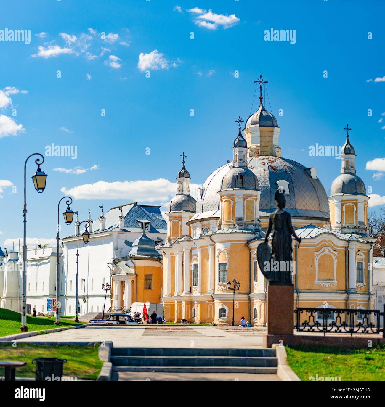VOLOGDA, Rusia - Mayo 11, 2015: Antigua Vologda Kremlin y la iglesia en el norte de Rusia, Europa. Si bien antigua fortaleza con murallas, torres y azul nublado s Foto de stock